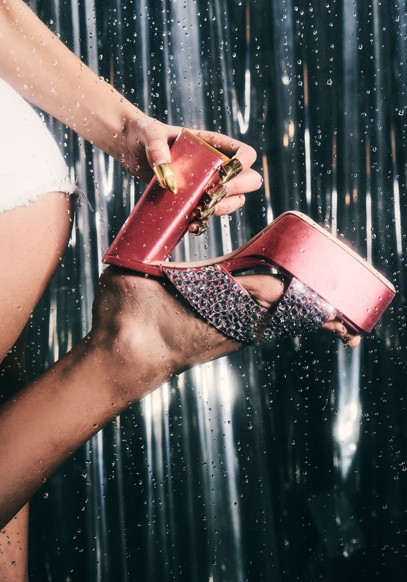 Frau mit pinkem Schuh von Haus of Honey